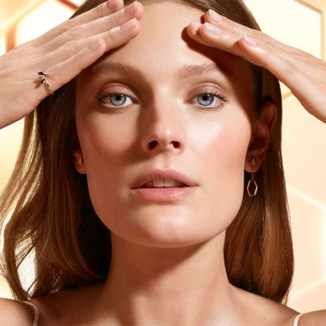 Guerlain Abeille Royale UV Skin Defense Protective Fluid Youthful Radiance SPF50/PA++++ 50ml | apothecary.rs